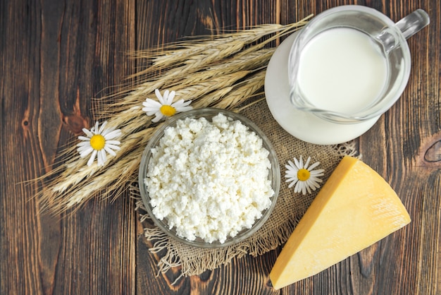 Ricotta e formaggio su fondo di legno scuro.