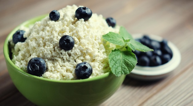 Ricotta e mirtillo in una ciotola su un tavolo Buone colazioni