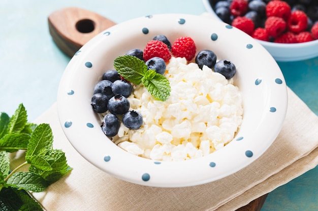 Ricotta fatta in casa con frutti di bosco e menta Ricotta in una ciotola Latticini