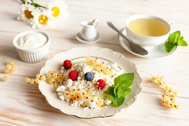 Ricotta fatta in casa e ribes bianco maturo Colazione sana