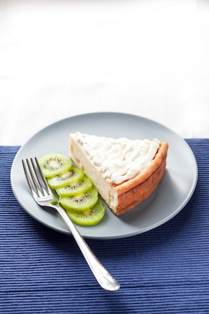 Ricotta fatta in casa e torta di semola con kiwi e crema su un piatto