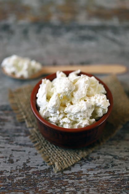 Ricotta fatta in casa fresca in una ciotola.