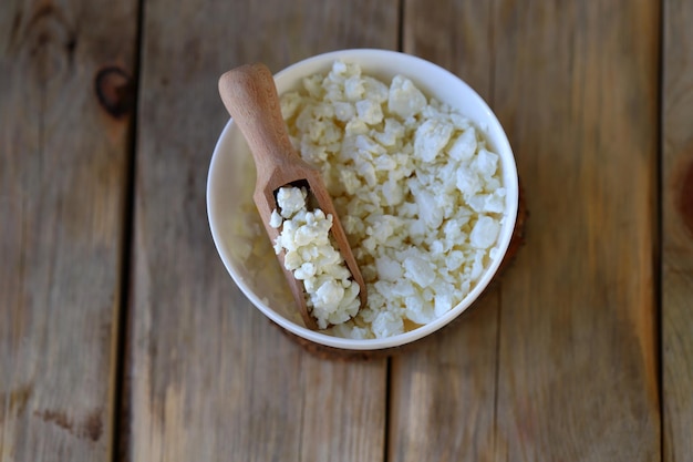 Ricotta fatta in casa friabile fresca in una ciotola