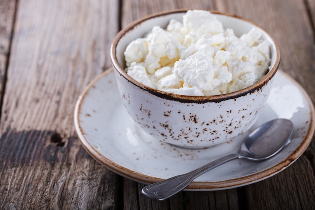 Ricotta fatta in casa in un piatto. Prima colazione.