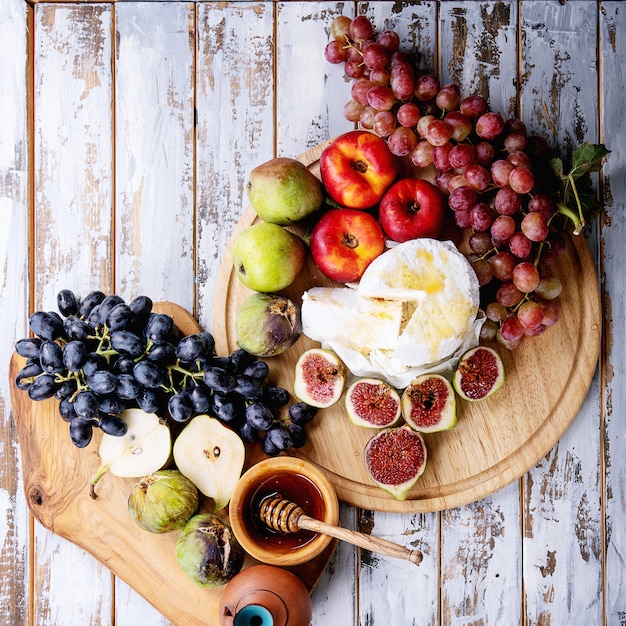 Ricotta fatta in casa servita con frutta fresca