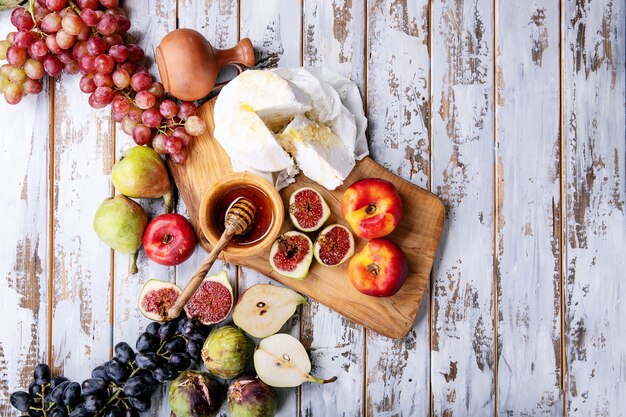 Ricotta fatta in casa servita con frutta fresca