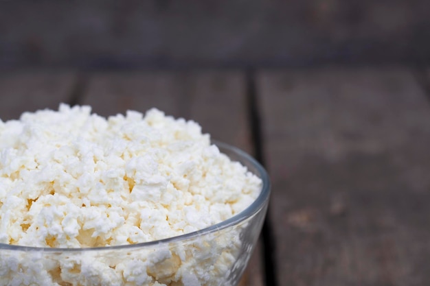 ricotta fresca dell'azienda agricola in una ciotola su fondo di legno