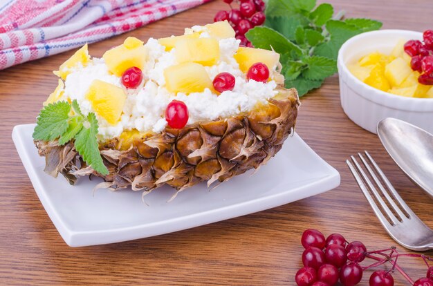 Ricotta fresca fatta in casa con bacche rosse e ananas