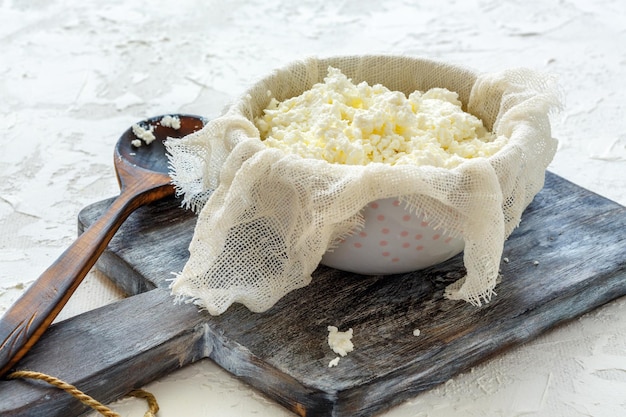 Ricotta fresca in una ciotola e una garza