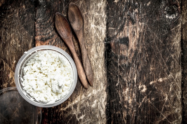 Ricotta fresca in una ciotola.