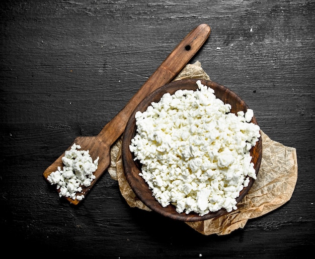 Ricotta fresca in una ciotola.