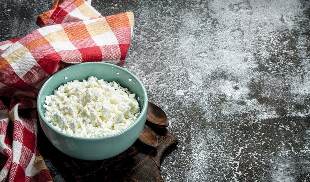 Ricotta fresca in una ciotola.