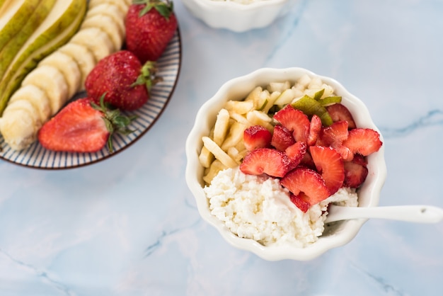 Ricotta fresca, panna acida, fragola, banan e pera