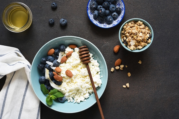 ricotta, frutti di bosco e miele sul tavolo della cucina