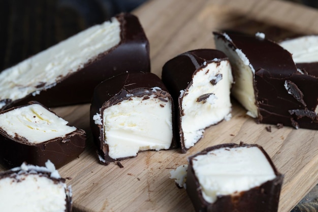 Ricotta in cioccolato al latte sul tavolo