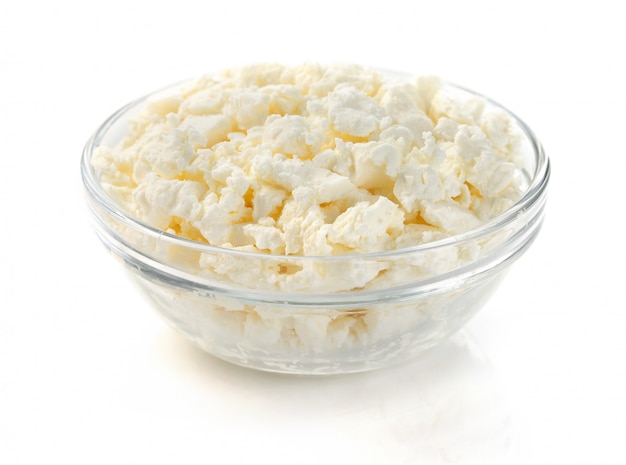 Ricotta in ciotola su bianco