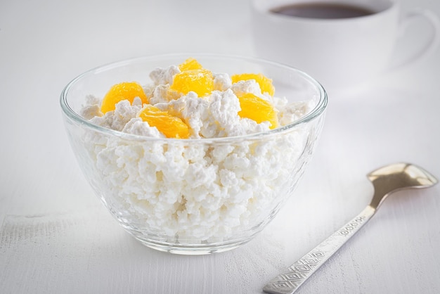 Ricotta in un piatto isolato su uno sfondo chiaro