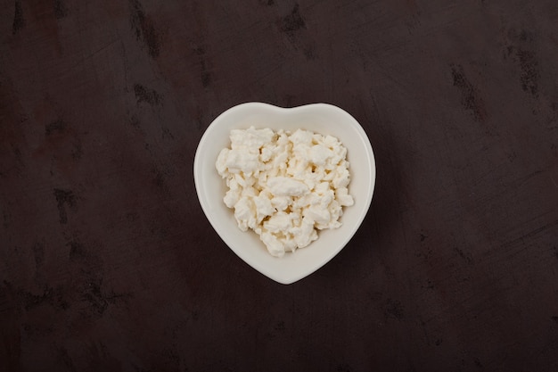 Ricotta in una ciotola bianca