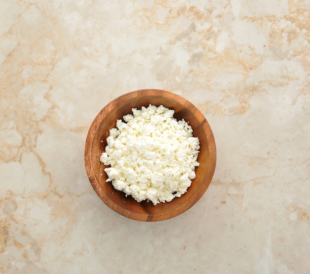 Ricotta in una ciotola di legno