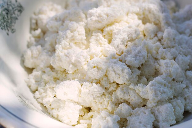 Ricotta naturale fresca in primo piano d'annata del piatto