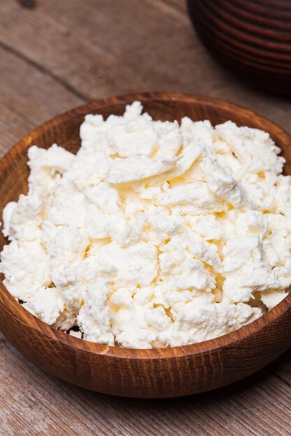 Ricotta o ricotta in una ciotola di legno