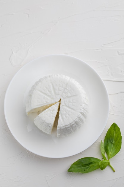 Ricotta rotonda su sfondo bianco