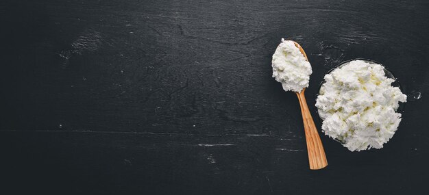 Ricotta su fondo di legno nero Vista dall'alto Spazio libero