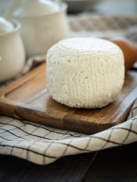 Ricotta su una tavola di legno