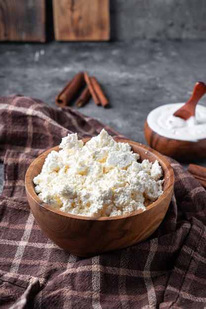 Ricotta tradizionale fatta in casa in una ciotola di legno Cibo sano e fermentato