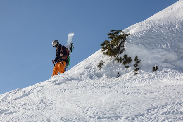 Ricreazione attiva nelle montagne innevate nel backcountry