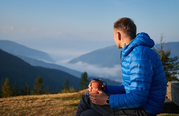 Ricreazione di un ragazzo solitario all'aperto in montagna