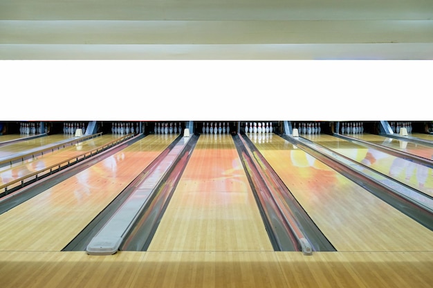 Ricreazione sportiva di bowling con bowling in vicolo