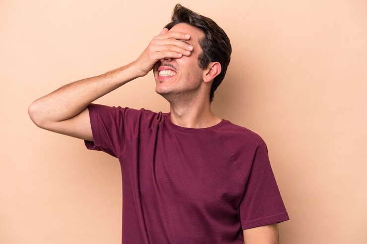 Foto ride con gioia tenendo le mani sulla testa concetto di felicità