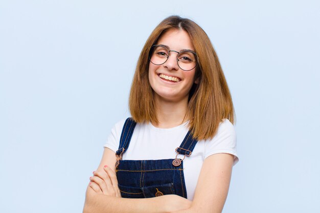 ridendo allegramente con le braccia incrociate, con una posa rilassata, positiva e soddisfatta