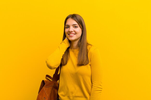 ridendo allegramente e con sicurezza con un sorriso casual, felice, amichevole