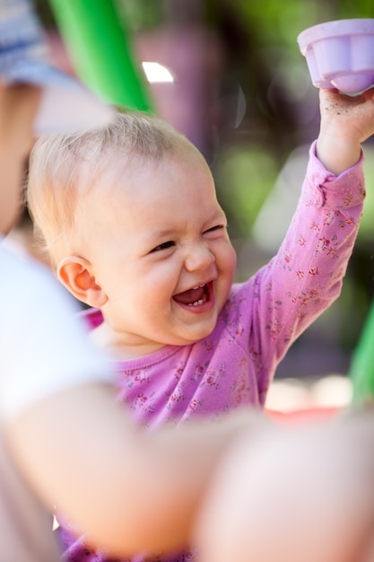 Ridendo piccolo bambino che gioca con un giocattolo