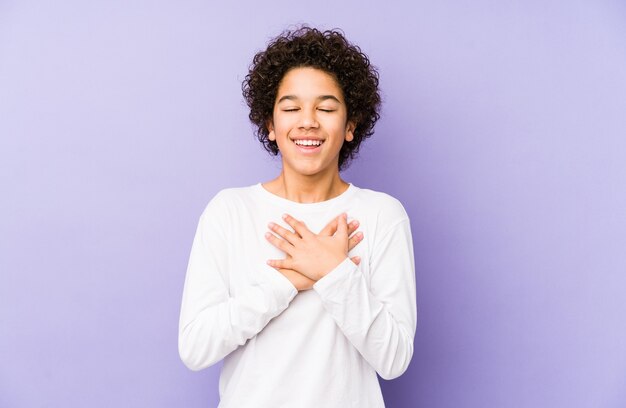 ridendo tenendo le mani sul cuore, il concetto di felicità.