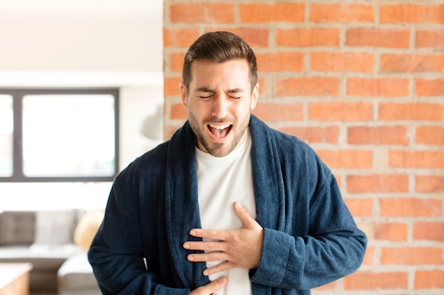 ridere a crepapelle per qualche scherzo esilarante, sentirsi felici e allegri, divertirsi
