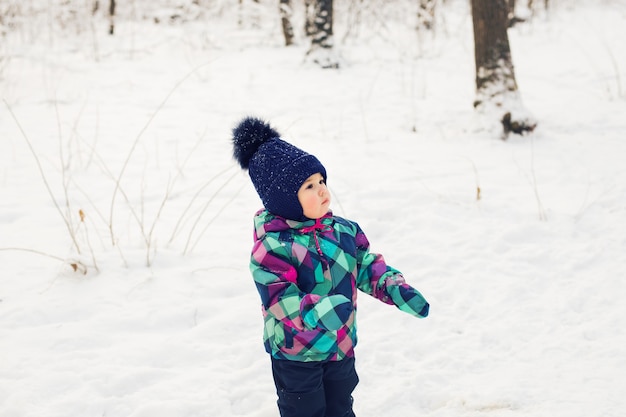 Ridere bambina sdraiata nella neve profonda.