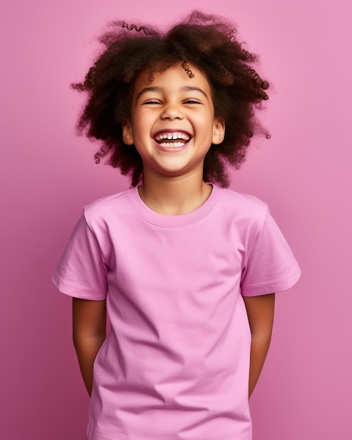 Ridere bambino africano che indossa una camicia viola