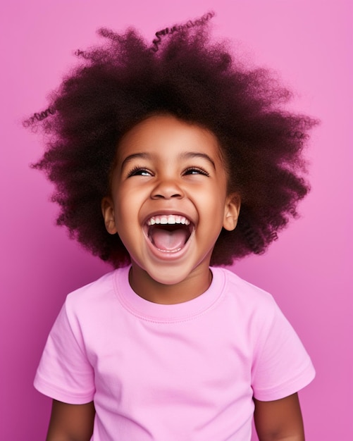 Ridere bambino africano che indossa una camicia viola