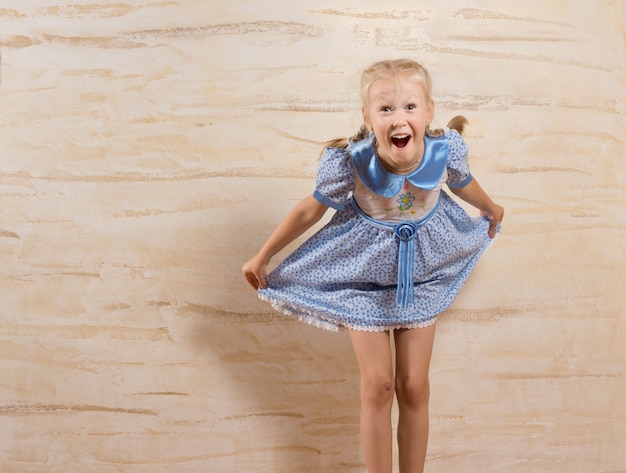 Ridere bella bambina prendendo una cortesia