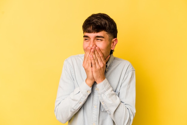 Ridere di qualcosa che copre la bocca con le mani