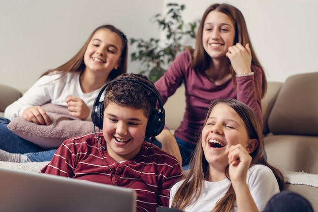 Ridere gli amici a guardare video divertenti sul portatile