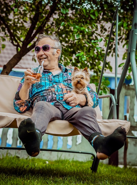 Ridere il nonno con il cane con gli occhiali solenyh