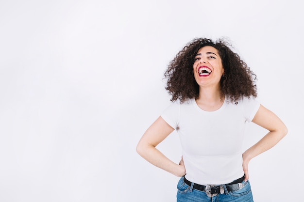 Ridere la donna con i capelli ricci