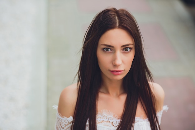 Ridere moda donna in via della città in Europa. Ragazza d'avanguardia sorridente nella città europea di estate. Ritratto femminile felice. Copia spazio.