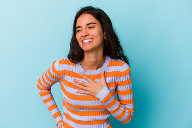 Ridere tenendo le mani sul cuore concetto di felicità