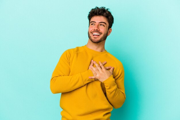 Ridere tenendo le mani sul cuore concetto di felicità