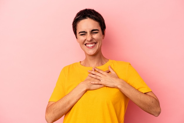 Ridere tenendo le mani sul cuore concetto di felicità